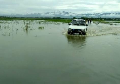 বানে পথ-পথাৰ একাকাৰ কৰা নগাঁৱৰ এটি দৃশ্য, ফটোঃ জয়দীপ লস্কৰ