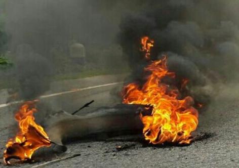 Protesters at Lakhimpur seen burning tires