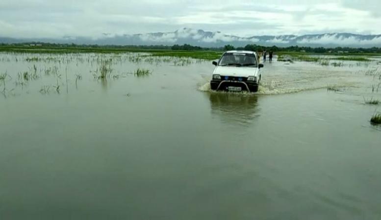 বানে পথ-পথাৰ একাকাৰ কৰা নগাঁৱৰ এটি দৃশ্য, ফটোঃ জয়দীপ লস্কৰ