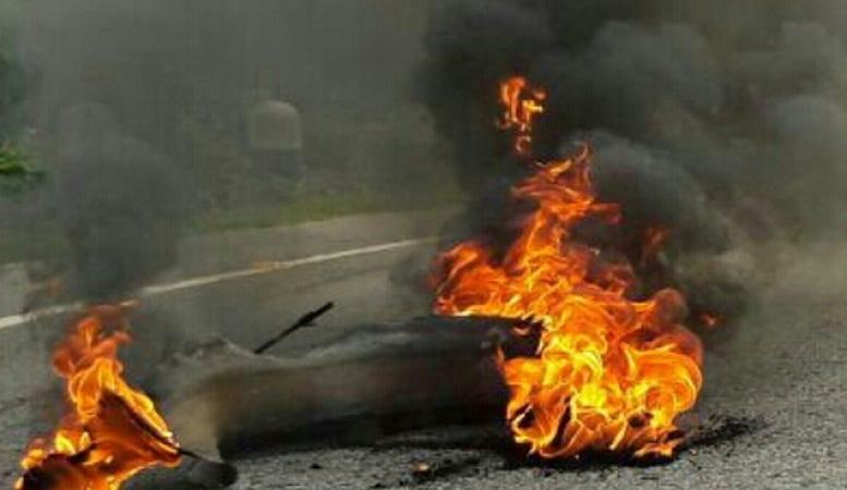 Protesters at Lakhimpur seen burning tires